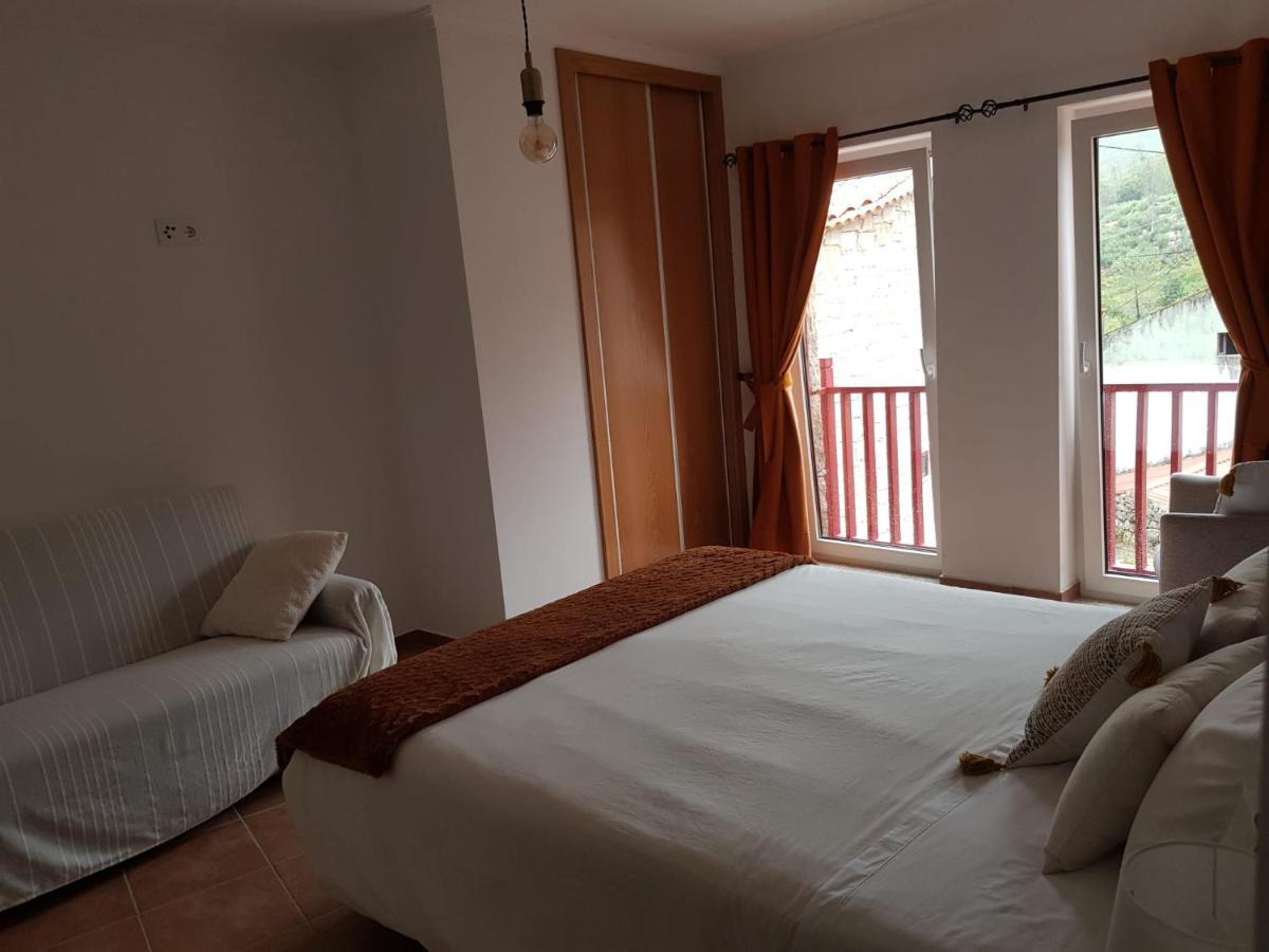 Casas Da Ribeira Guest House Сейя Екстериор снимка